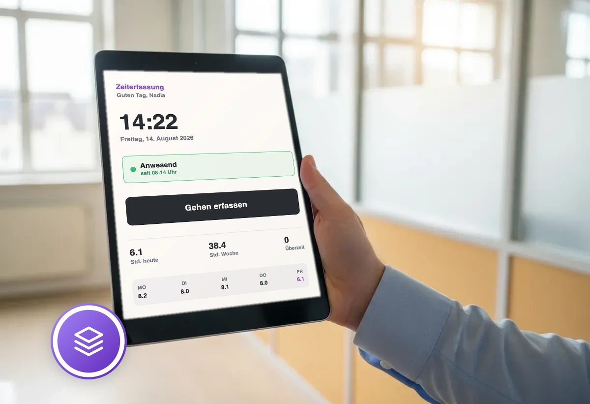 iPad in einer Hand mit Check-in-Bildschirm: Kommen/Gehen erfassen, aktueller Status Anwesend