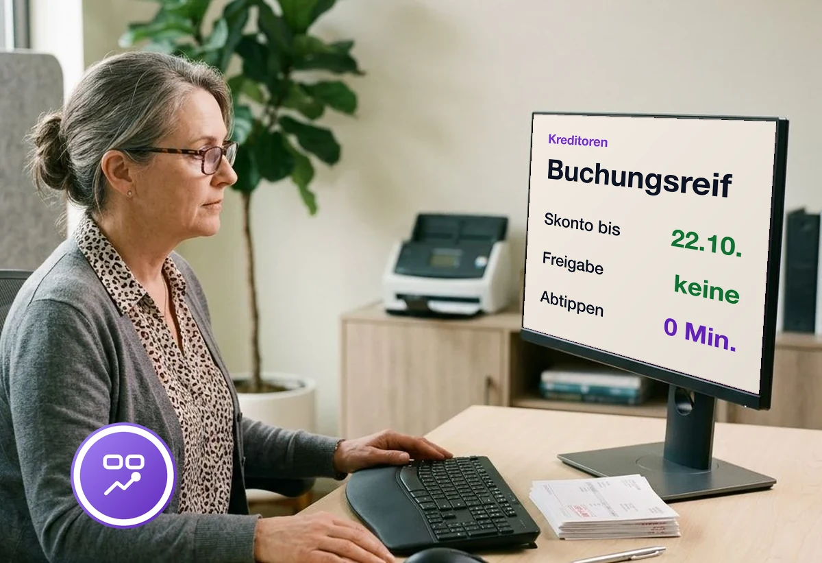 Kreditoren-Sachbearbeiterin in der Buchhaltung eines Produktionsbetriebs liest am Bildschirm die mit der Bestellung abgeglichene Lieferantenrechnung ab, daneben ein Stapel Papierrechnungen mit Eingangsstempel