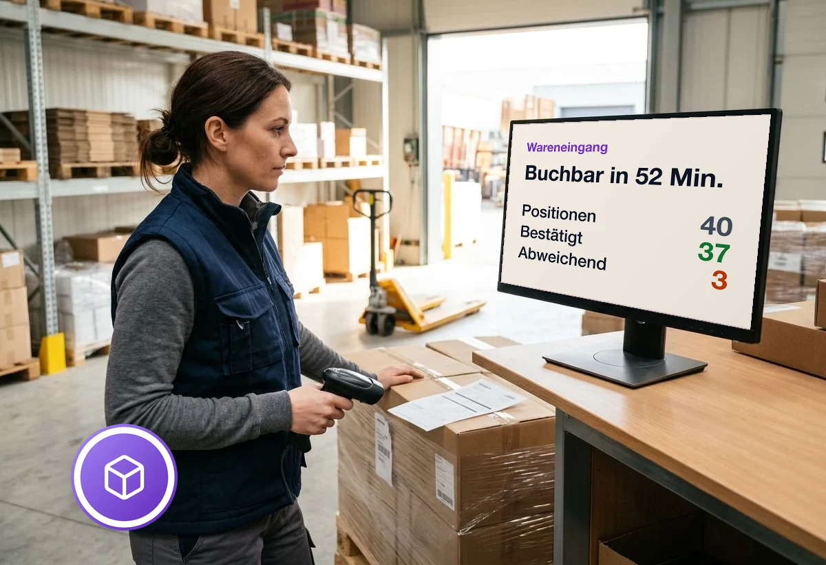 Wareneingangs-Mitarbeiterin eines Elektro-Grosshändlers liest am Bildschirm an der Rampe die Abweichungen der Lieferung ab, daneben eine Palette mit Kartons und ein Handscanner