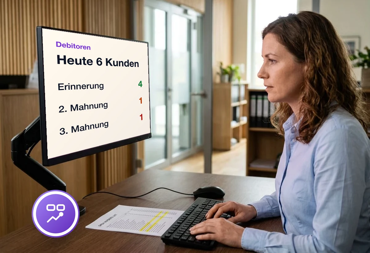 Sachbearbeiterin in der Buchhaltung eines KMU liest am Bildschirm die Liste der heute zu mahnenden Kunden ab, daneben eine markierte Liste offener Rechnungen