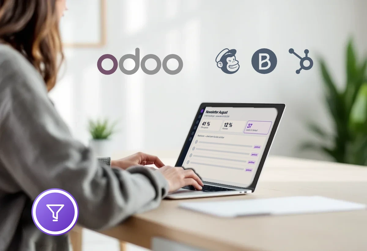 Person am Notebook mit der Mailing-Auswertung auf dem Bildschirm, darüber die Logos von Odoo, Mailchimp, Brevo und HubSpot