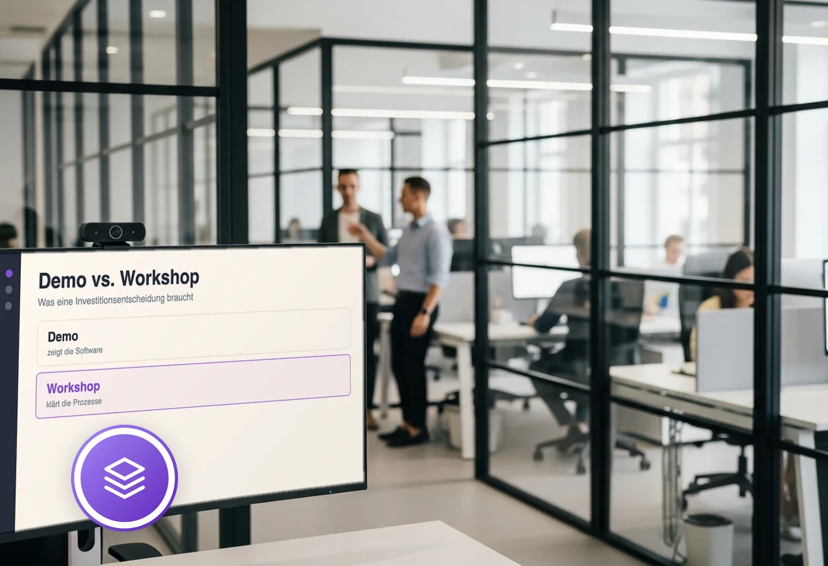 Zwei Kollegen zeigen am Bildschirm den Unterschied zwischen Demo und Workshop