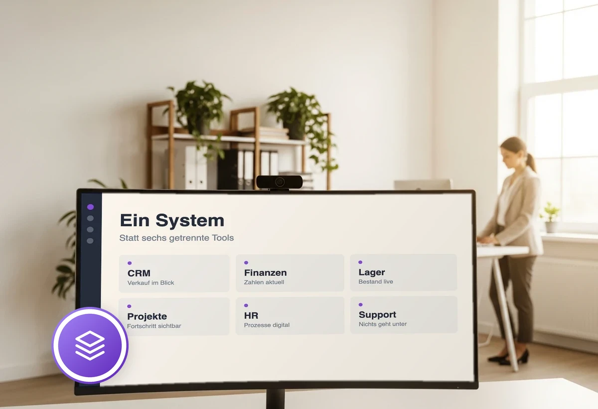 Curved-Monitor mit modularer Systemübersicht, in einem hellen skandinavisch-minimalistischen Büro