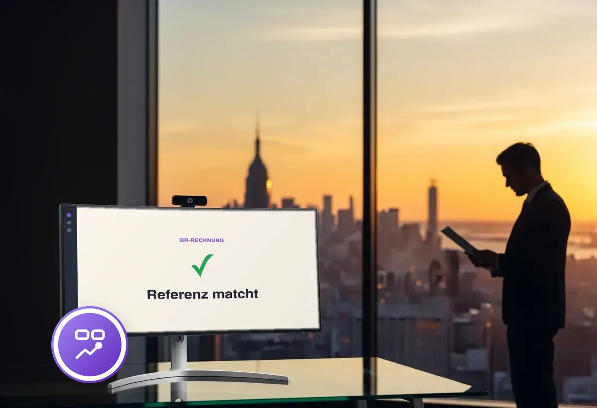 Curved-Monitor in einem Büro mit Skyline-Blick zeigt einen grünen Haken: Referenz matcht