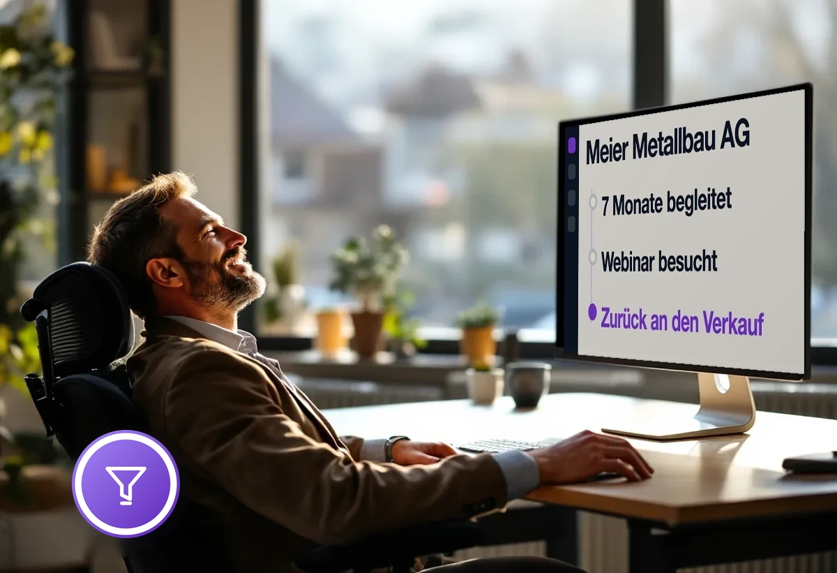 Verkäufer am Monitor mit der Kontakthistorie eines über Monate begleiteten Interessenten
