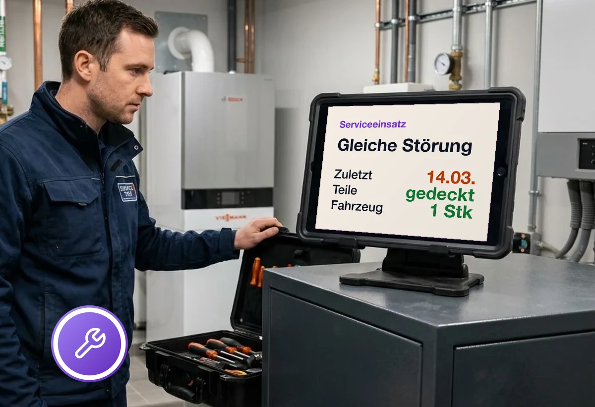 Servicetechniker im Technikraum eines Gewerbebaus liest auf dem Tablet neben dem Schaltschrank die Anlagenhistorie und den Ersatzteilbestand seines Fahrzeugs ab